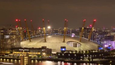 Londra rıhtımı ve O2 milenyum kubbesi, kanarya iskelesi geceleri gökyüzü.