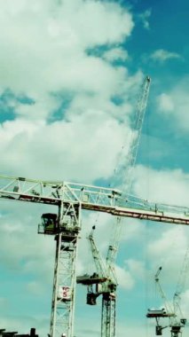 Yapı vinçleri ve gökyüzü dikey