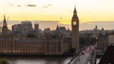 İngiltere, Londra 'daki ikonik büyük Ben ve Westminster Köprüsü' nün günbatımını ileri ve geri saralım. 