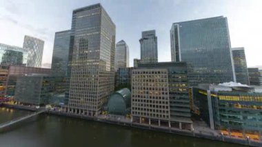 Kanarya iskelesinin, Londra rıhtımının, Londra limanının, İngiltere 'nin ufuk çizgisinin ileri ve geri zaman döngüsü