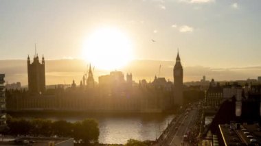 Gün batımında İngiltere, Londra 'daki ikonik büyük Ben saatinin zamanı.