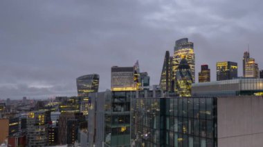 2024 'te Londra şehrinin güneş doğuşu zamanı gökdelen gökdeleninin gökdeleni eşsiz bir yüksek noktadan 2024' e doğru yükseliyor.