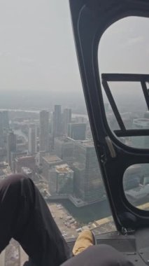 Londra üzerinde bir helikopterin içinden başka bir film yapımcısını dikey çekiyoruz.