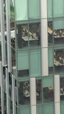 Londra 'daki gökdelen ofis bloklarının pencerelerinden geçen ışığa yakın çekim