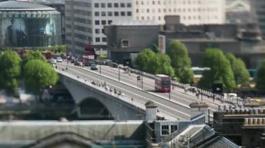 Londra Nehri Thames ve Waterloo Köprüsü 'nün zamanlamasında sıradışı yakınlaşma eşsiz bir yüksek noktadan gökyüzüne yükseliyor.