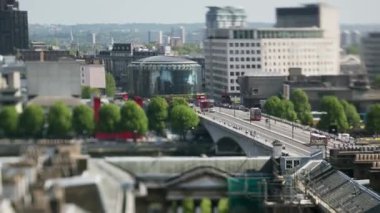 Londra Nehri Thames ve Waterloo Köprüsü 'nün zamanlamasında sıradışı yakınlaşma eşsiz bir yüksek noktadan gökyüzüne yükseliyor.