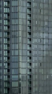Londra limanındaki gökdelen ofis bloklarının pencerelerinden süzülen ışığa yakın çekim