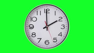 Yeşil ekranda 12 saati geçen analog saat 