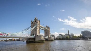 Londra 'daki Tower Bridge' in zamanı 