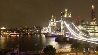 Londra 'daki Tower Bridge' in gece vakti
