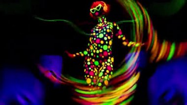 Ultraviyole floresan giyinen ve hoparlörlü makyaj yapan havalı dans eden bir kadın.