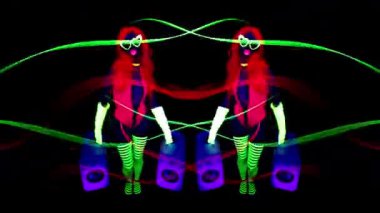 Ultraviyole floresan giyinen ve hoparlörlü makyaj yapan havalı dans eden bir kadın.