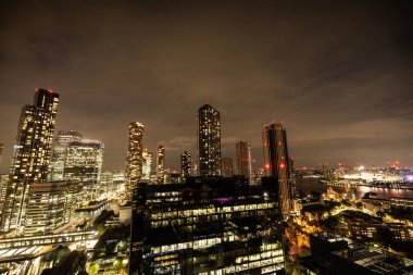 Kanarya iskelesinin ufuk çizgisi, Londra rıhtımları, Londra geceleri İngiltere