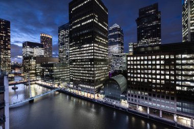 Kanarya iskelesinin ufuk çizgisi, Londra rıhtımları, Londra geceleri İngiltere