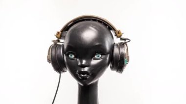 Retro kulaklıkları değişen bir mankenin stop motion videosu.