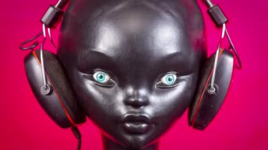 Retro kulaklıkları değişen bir mankenin stop motion videosu.