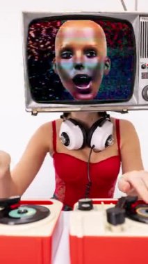 Kafasında televizyon olan harika bir kadın DJ. Ekranda dikey olarak bozulmuş manken kafası var.