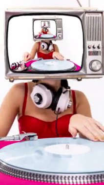 Kafasında televizyon olan harika bir kadın DJ. Ekranda sabit ve dikey bükülme var.