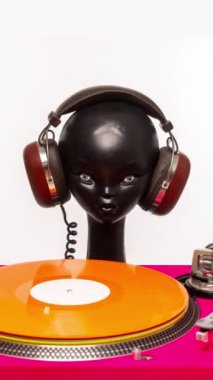 Retro kulaklıkları değişen ve dikey pikapları olan DJ mankeni kafası