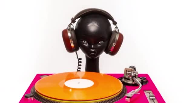 Cabeza Maniquí Con Auriculares Retro Cambiantes Tocadiscos Registro — Vídeo de stock