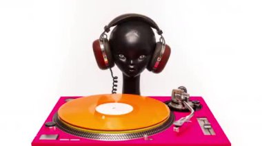 Eski kulaklıkları değişen ve pikapları olan DJ mankeni kafası.