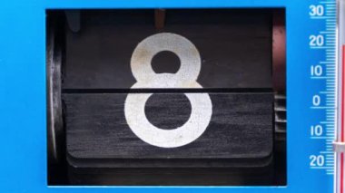 Retro mavi saat stop hareketinde hareket ediyor