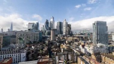 Londra şehrinin zaman çizelgesine aşırı yakınlaşan gökdelen gökdeleninin gökdelenleri tıkanmış yüksek görüş açısına sahip.