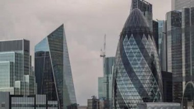Londra şehrinin zaman çizelgesine aşırı yakınlaşan gökdelen, statik ve arızalı eşsiz yüksek görüş açısına sahip.