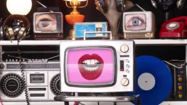 Stop motion retro koleksiyonu ve televizyon ekranlarında dudakları ve gözleri olan klasik eğlence objeleri.