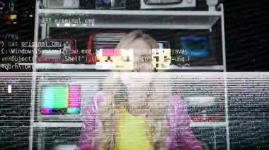 Arkasında bir televizyon ekranı olan kod ve verilerle etrafa bakan bir kadın.