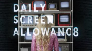 Arızalı televizyon ekranlarından oluşan duvarı arkadan izleyen bir kadın. 