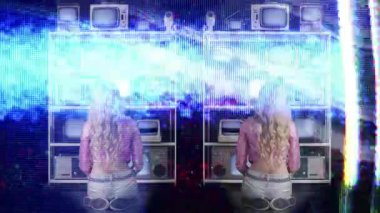 Arızalı televizyon ekranlarından oluşan duvarı arkadan izleyen bir kadın. 