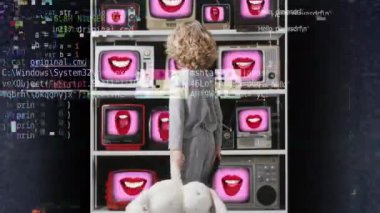 Genç kız ekranda dudakları olan bir televizyon bankasını izliyor.