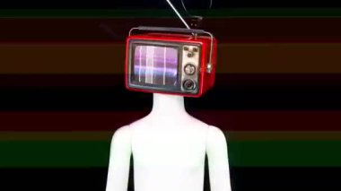 Manken vücudunun etrafında dönen eski bir televizyon.