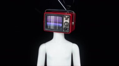 Manken vücudunun etrafında dönen eski bir televizyon.