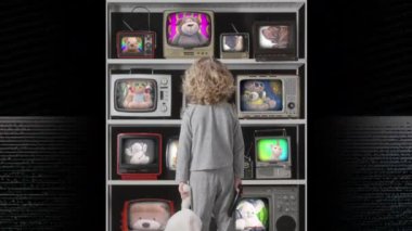 Genç kız ekranda oyuncak ayılarla televizyon seyrediyor.