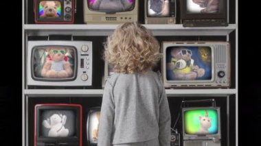 Genç kız ekranda oyuncak ayılarla televizyon seyrediyor.