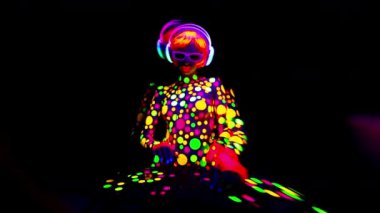 UV floresan giyip makyaj yapan havalı bir DJ kadın. 