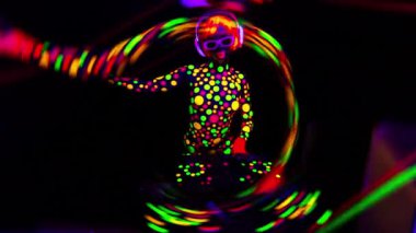 UV floresan giyip makyaj yapan havalı bir DJ kadın. 