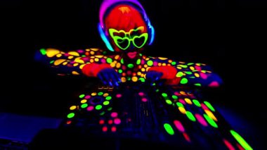 UV floresan giyip makyaj yapan havalı bir DJ kadın. 