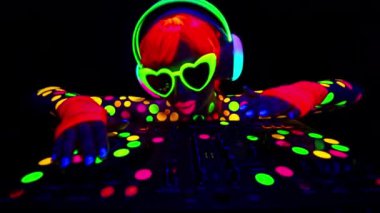 UV floresan giyip makyaj yapan havalı bir DJ kadın. 