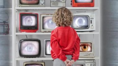 Genç kız ekranda gözleri olan bir televizyon bankasını izliyor.