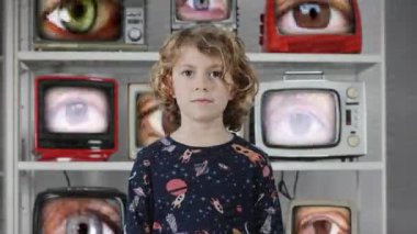 Genç kız ekranda gözleri olan bir televizyon bankasıyla etrafına bakıyor.