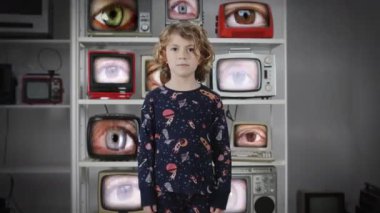 Genç kız ekranda gözleri olan bir televizyon bankasıyla etrafına bakıyor.