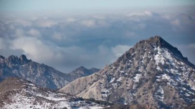 İspanya 'daki Granada yakınlarındaki Sierra Nevada dağlarının bulutları üzerinde zaman kavramı.