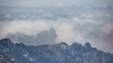 İspanya 'daki Granada yakınlarındaki Sierra Nevada dağlarının bulutları üzerinde zaman kavramı.