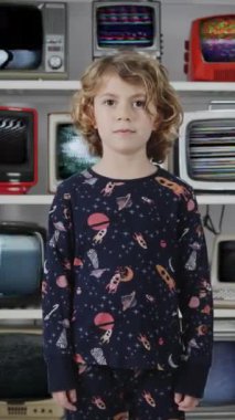 Dikey ekranlarda arızalı ve çarpık televizyonları olan genç bir kız.