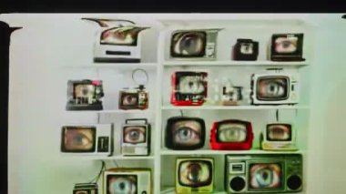 Ağır arızalarla kaplı ekranlarda gözleri olan retro televizyon koleksiyonu
