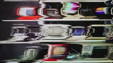 Raflarda antika ve eski televizyon koleksiyonu, ekranlarda parazit ve ağır arıza.