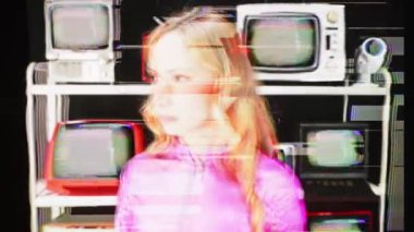 Arkasında televizyon ekranlarından oluşan bir duvarla çevreye bakan kadın ağır bir arızayla kaplanmış.